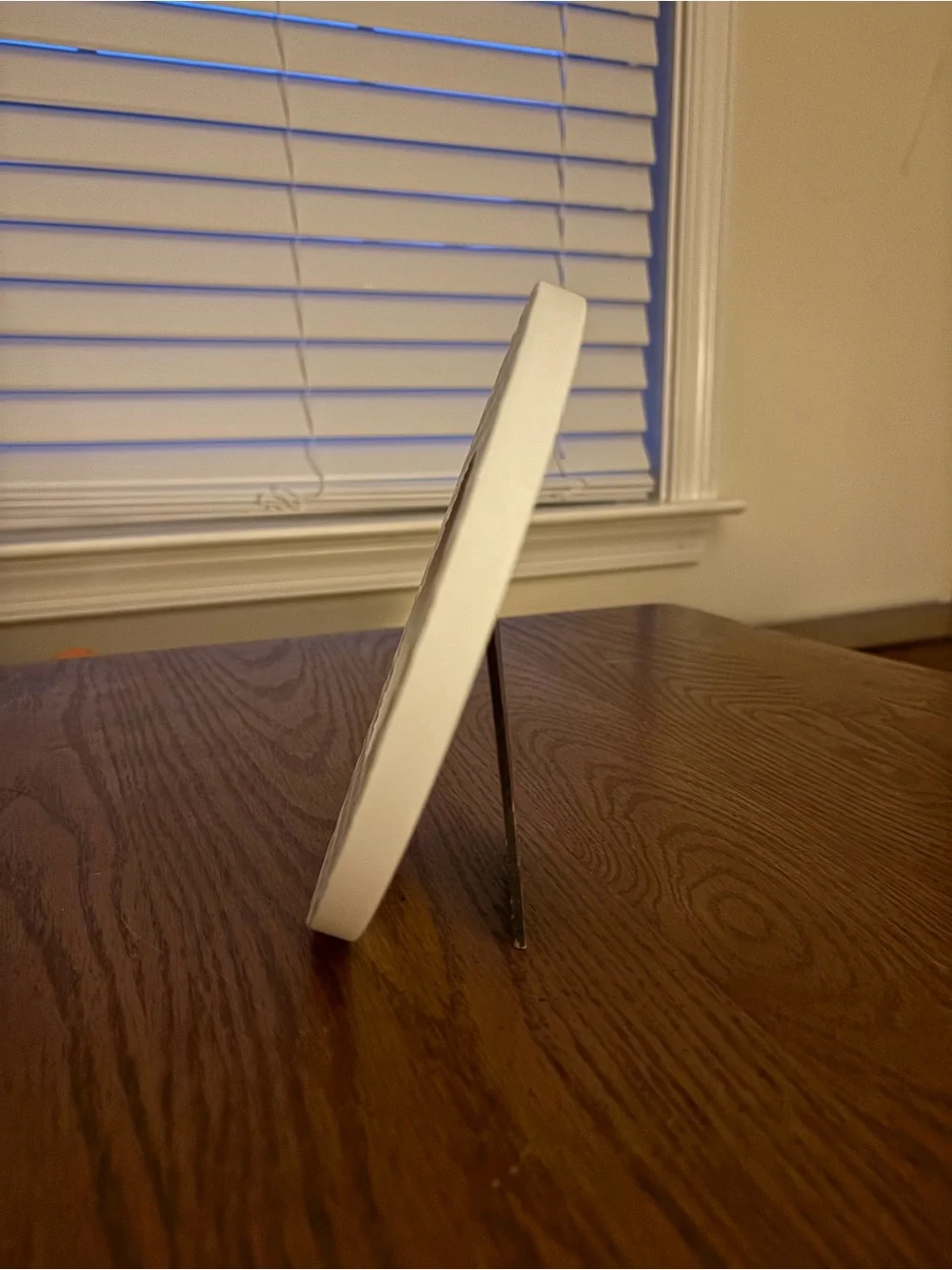 White circle picture frame